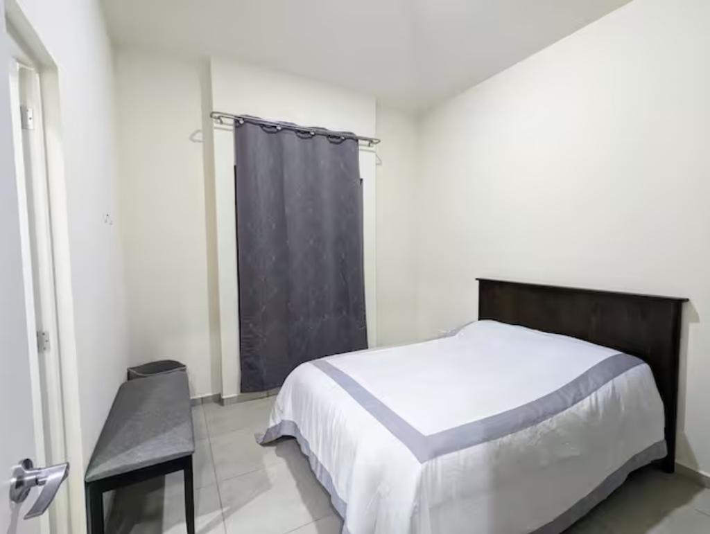 Habitación con baño privado, frente al Conin